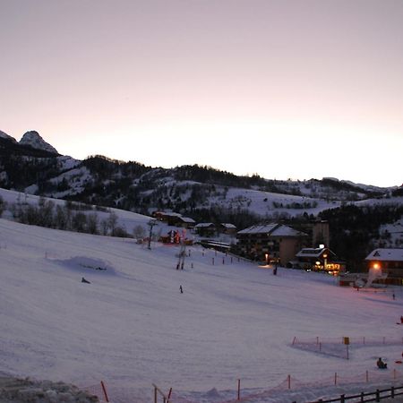 Hotel L'Equipe Le Sauze Bagian luar foto